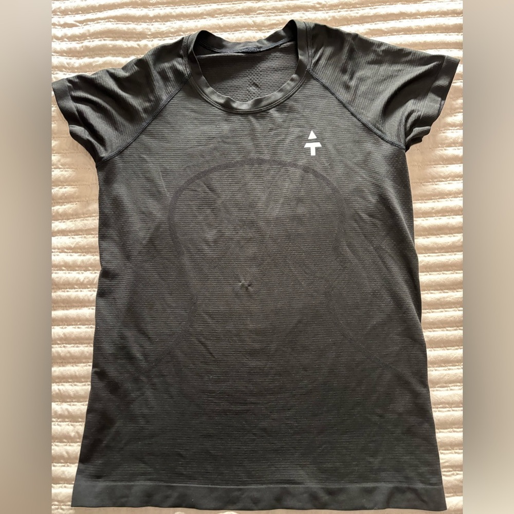 Lululemon swiftly Athletic T-Shirt with unknown Logo size 10